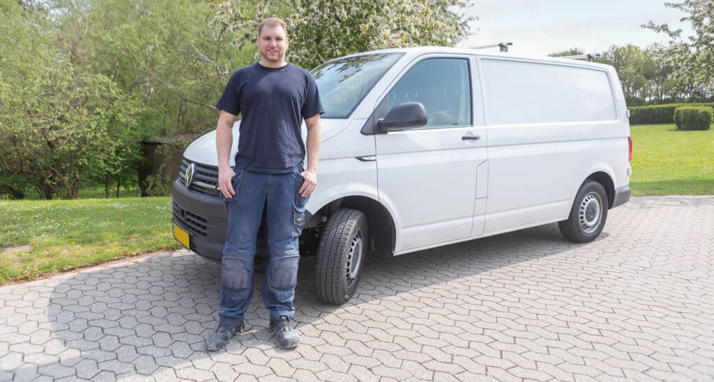 Autoriseret el-installatør Casper Schuster Knudsen, står foran hans arbejdsbil